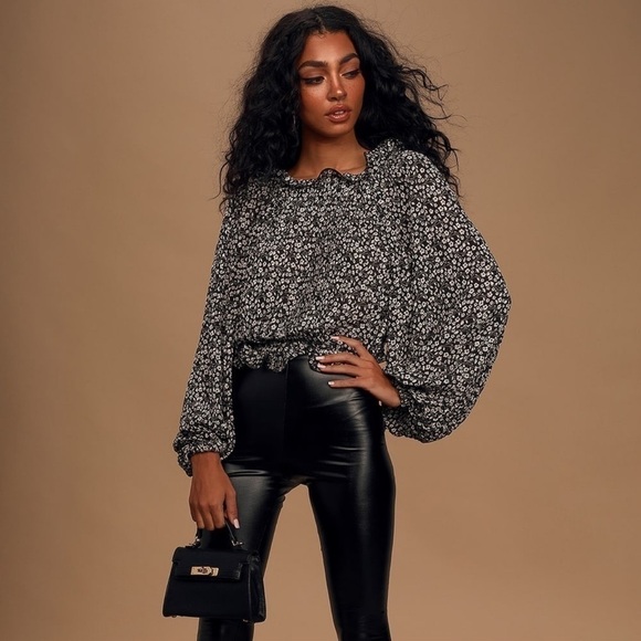 Lulus Pen Pal Black and White Floral Print Pleated Crop Top
Blouse Size Small - Picture 4 of 12